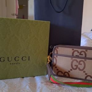Cross body gucci bag